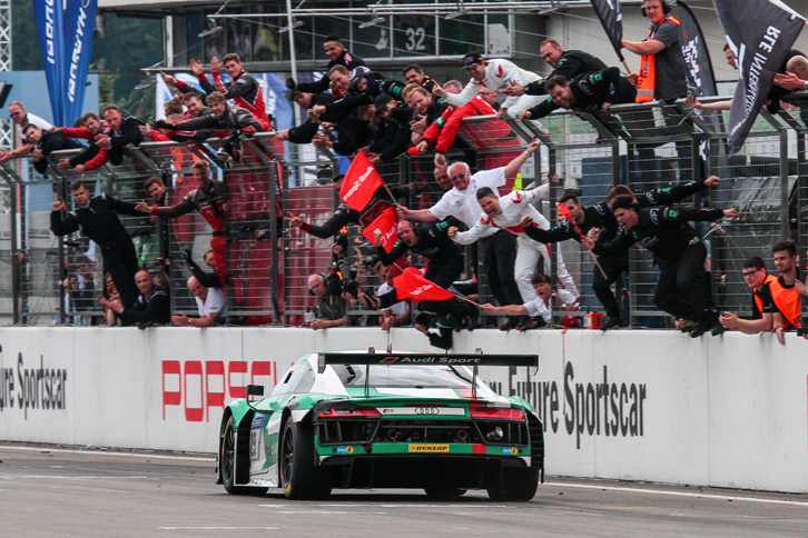 長丁場の戦いを制した29号車を、歓喜とともにチーム関係者が迎える。