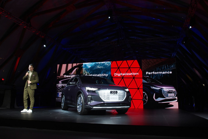 「Q4 e-tron」の紹介を行うアウディジャパン ブランドディレクターのマティアス・シェーパース氏。