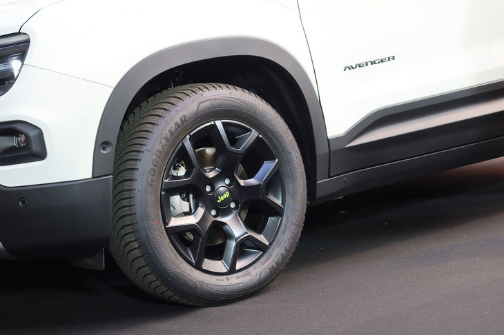 ジープ・アベンジャー4xeハイブリッド ローンチエディション（フロントホイール）
