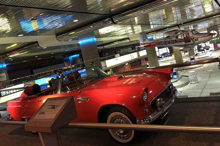 ラスベガス・マッカラン国際空港の一角に展示された1956年「フォード・サンダーバード」。長年構内車として使われていたもの。1958年にセスナ機連続飛行記録の挑戦が行われた際は、地上で並走し、着地していないかのチェックにあたったという。