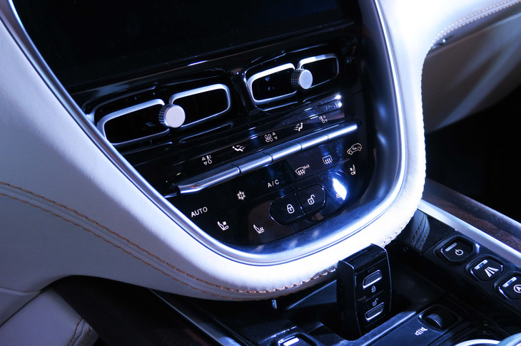 アストンマーティンDBX（センタークラスター）