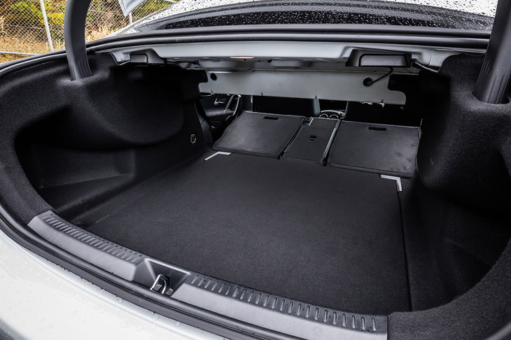 フットトランクオープナーが標準装備される独立した荷室の容量は395リッター。リアシートの背もたれを前方に倒せるリリースレバーが荷室上部に設置されている。