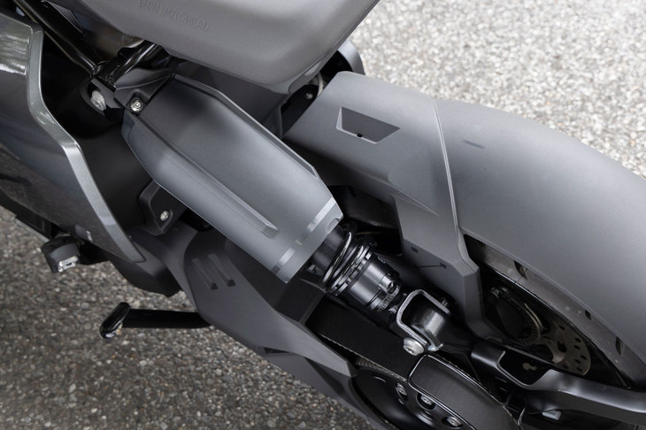 リアホイールは片持ち式のスイングアームと、ダイレクトリンクのスプリングストラットで支持される。