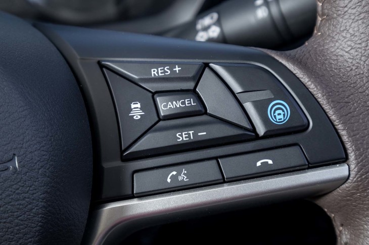 今回の試乗車はともに、先進の運転支援システム「プロパイロット」を標準装備（青印のボタンが操作スイッチ）。新型「デイズ」には、「ブラインドスポットワーニング」を除くほぼすべての運転支援システムが用意されている。