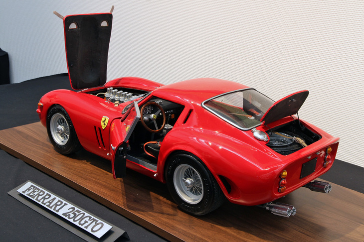 好きなだけに、より高い完成度を求めて、作るのはこれで3台目という「250GTO」。ボディーの表面は、木工パテで目止めをした後にツヤあり白の水性ペイントをはけ塗り。それを研ぎ出した後に、フィニッシュはプラモデル用缶スプレーを5、6回重ね吹きするそうだ。