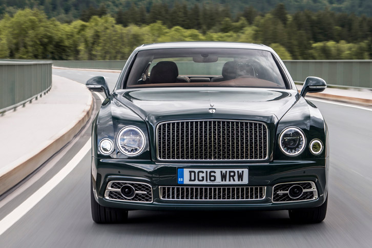 外観ではフロントグリルの幅が80mm広げられ、斜め格子の網の上に、ステンレス製の縦桟がかぶせられた。往年の「8リッター・ベントレー」や「Rタイプ コンチネンタル」に敬意を表したものだそうで、筆者が持っていた1989年の「ターボR」も縦型フィンのグリルであった。