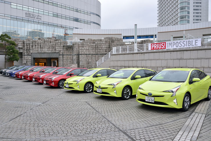 プレス向けの試乗会場に並んだ、新型「トヨタ・プリウス」。写真手前のボディーカラー「サーモテクトライムグリーン」は新規開発色で、車体表面の温度上昇を抑える働きがある。