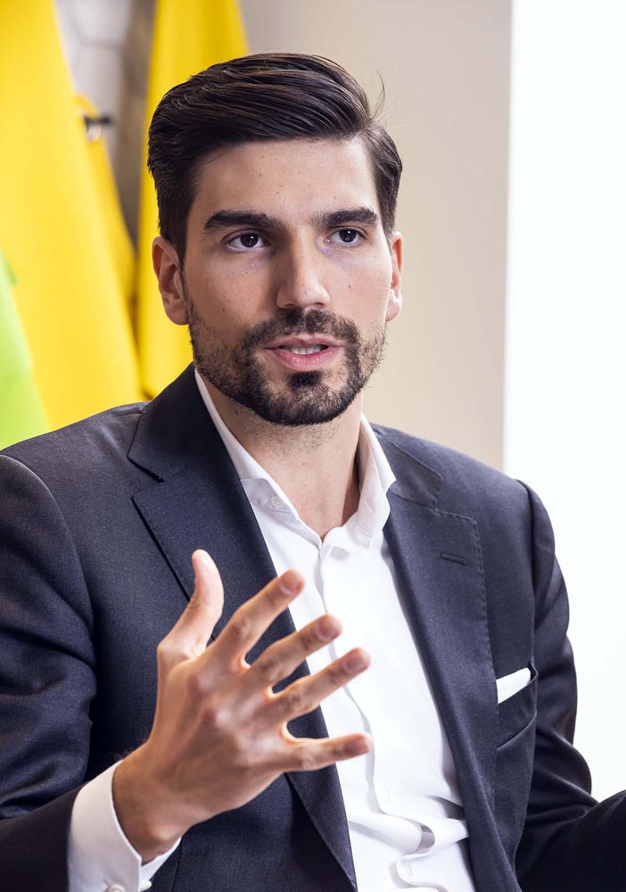 ランボルギーニ入社前は、マセラティでキャリアを積んだスフレコラさん。「ランボルギーニは子どものころからの夢で、部屋の壁にポスターを飾っていた」という。一番のお気に入りは「50年前でもいまでも未来的なクルマ」と絶賛する「カウンタック」。「2021年はカウンタックの生誕50周年にあたります。会社にとっても私にとっても大事な年なんです！」と興奮気味に語っていたのが印象的だった。