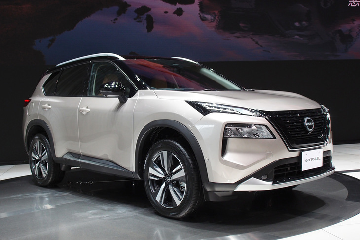 最上級グレードの4WD仕様「G e-4ORCE」。19インチホイールやシルバーおよびクロームの装飾パーツ、他グレードとは光り方の異なるシグネチャーLEDポジションランプなどにより、外装でも「S」系や「X」系のグレードと差別化が図られている。