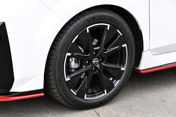 ベースモデルよりもリム幅を0.5インチ広げた17×7Jサイズのアルミホイールに、専用アイテムとなる205/50ZR17サイズの「ミシュラン・パイロットスポーツ4」タイヤを組み合わせる。