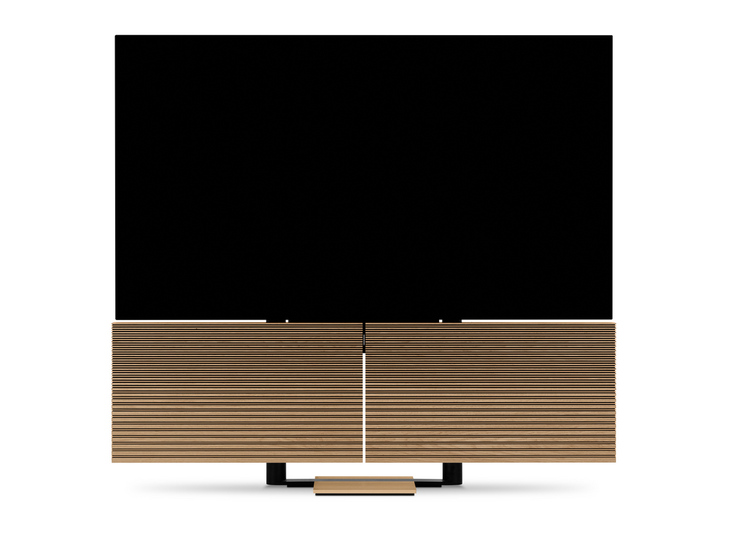 Bang & Olufsenのこだわりのひとつが、圧倒的なクラフトマンシップ。例えばデザインを特徴づけるアルミニウムは、成形や表面処理など、他の追随を許さない高度な技術力を誇る。