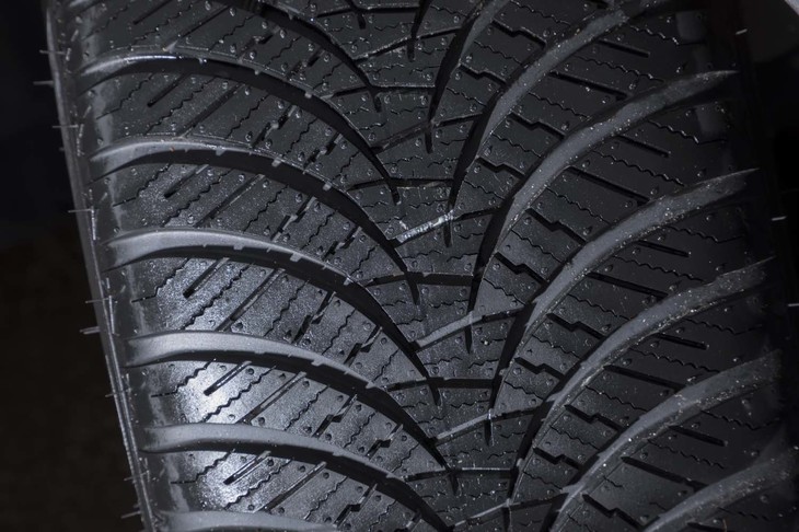 優れた走行安定性を生み出すのは幅広に設定されたセンターリブと、細分化したうえでスクラムを組むように配置されたブロックだ。