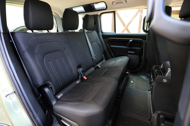 2列目シートは6：4の分割可倒式に4：2：4の3分割可倒式、スライド機構付き、センターアームレスト付き……と、さまざまな仕様が用意される。