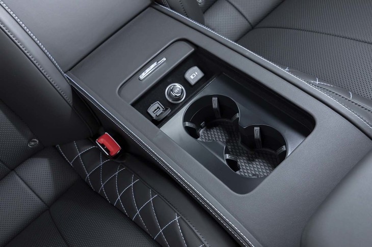 後席のセンターは左右席のアームレストになっている。カップホルダーのほか、アクセサリーソケットやUSBのコネクターも装備。