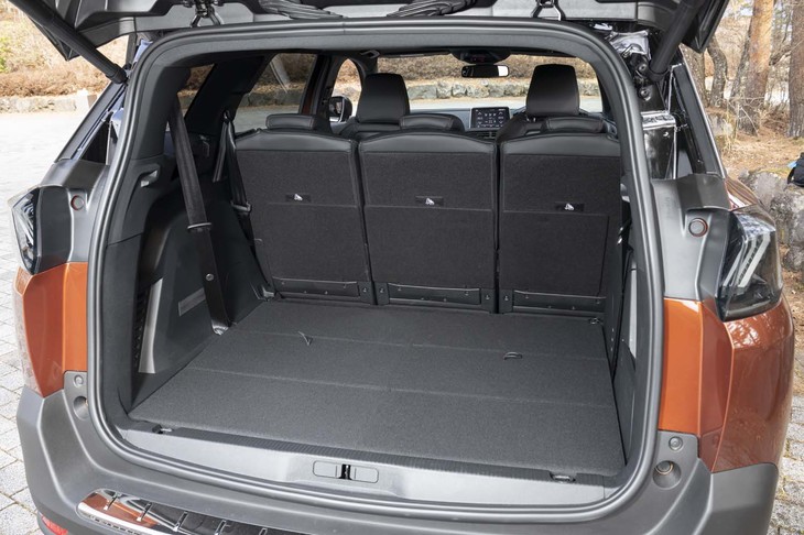 3列目シートは背もたれを倒して床下にきれいに収納できる。この状態の荷室容量は762リッター。