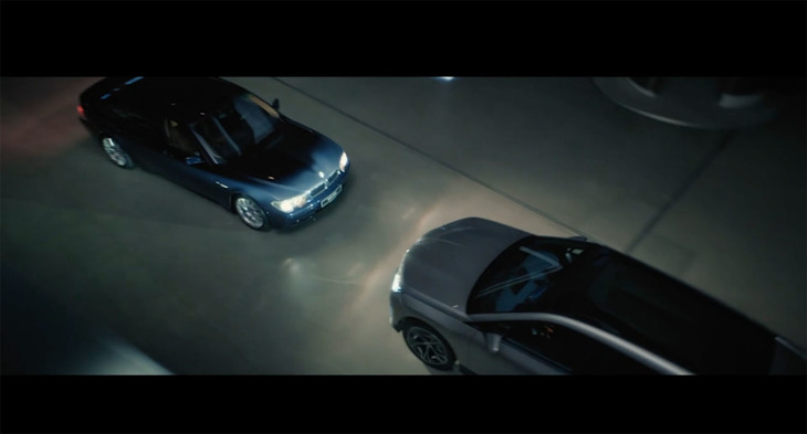 新旧の「iDrive搭載車」は勝手に動きながら、深夜のつばぜり合いを展開する。