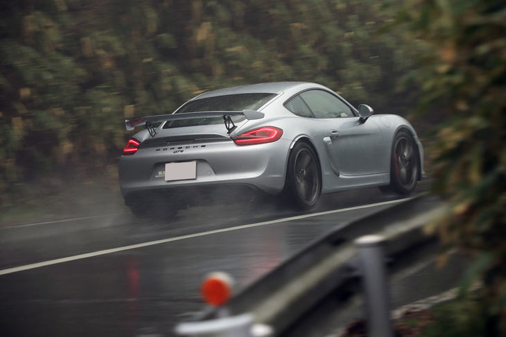 箱根の山中では予想外の雨に遭遇。期せずしてウエットグリップ性能も確かめることができた。