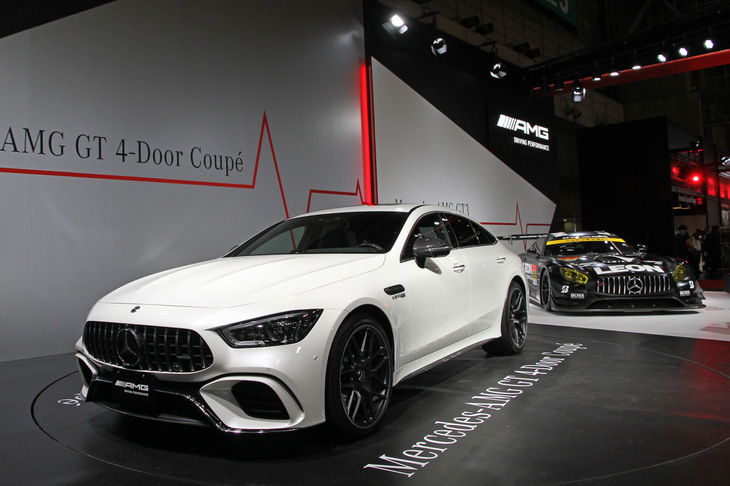 メルセデス・ベンツ日本のブースにて、「メルセデスAMG GT 4ドアクーペ」（手前）と「メルセデスAMG GT3」（奥）。