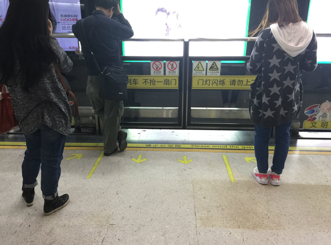 地下鉄の駅で。「降りる人が済んでから」の文明乗車（マナー乗車）は、それなりに浸透してきた。