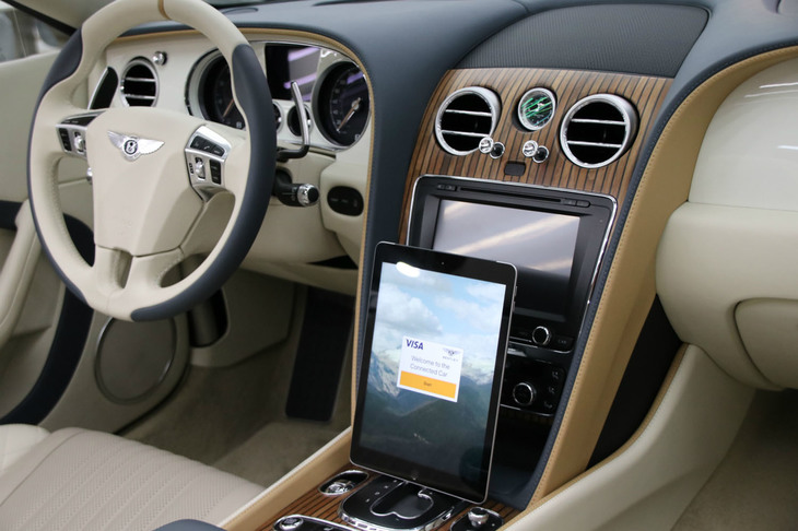 ベントレーは、「クルマそのものをクレジットカード代わりにしてしまうコンセプト」の紹介用だった。説明員は「例えばハンバーガーを車内でオーダーし、店に行くだけで自動的に決済が完了」と言うが、クルマがクルマだけに少々違和感があったのも事実。