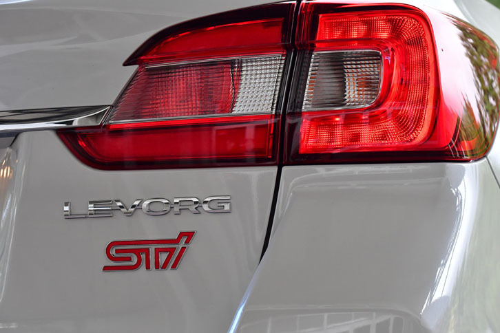 ハッチゲートにはSTIのエンブレムが輝く。