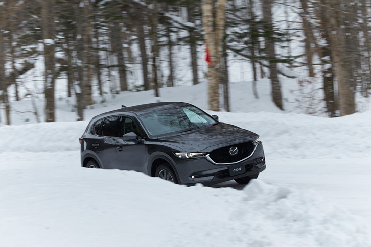 剣淵試験場の林道コースを走る、「XD Lパッケージ」の4WD車。ボディーカラーは「マシングレープレミアムメタリック」。