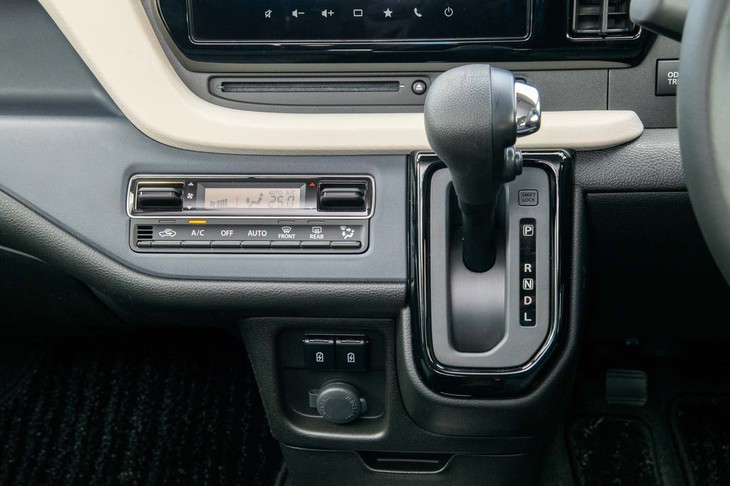 先代モデルよりもCVTセレクターの位置をドライバーに近づけることで操作性を改善。レバーの軌道角度の変更によって、より小さな力で操作できるようになった。