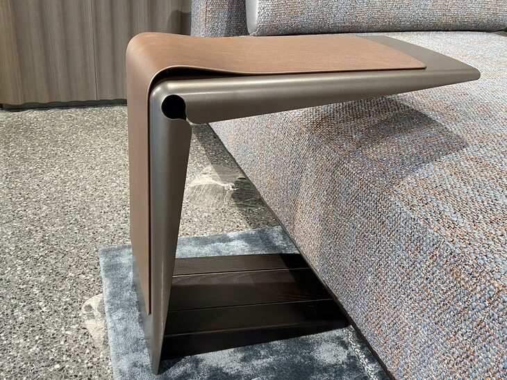 以下は、ジョルジェッティのショールームで。サイドテーブル「プロト」。レザー製マットはマグネットで付けられている。マテリアルがむき出しになった姿から、伝説のレーシングモデル「バードケージ61」を思い出す人も多かろう。