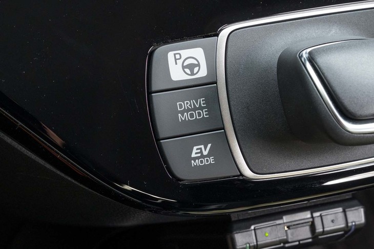 シフトセレクターの左側には駐車支援システム「アドバンストパーク」やドライブモードセレクターなどのスイッチが縦にならぶ。