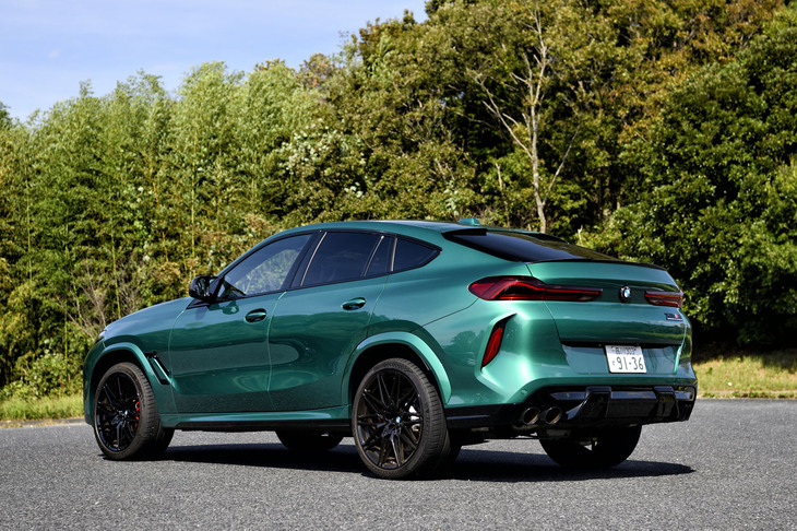 「X6 Mコンペティション」のボディーサイズは全長×全幅×全高＝4955×2020×1695mm、ホイールベースは2970mm。車重は2400kgと発表されている。