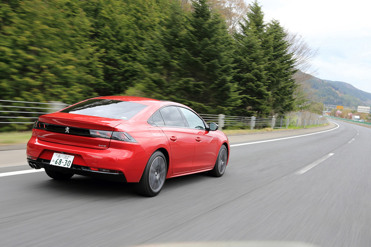 ディーゼルエンジン搭載モデルの場合、燃料満タン（タンク容量は55リッター）で条件が許せば1000km近い航続距離をもたらすのも魅力といえる。「508 GT BlueHDi」の燃費はWLTCモード：16.9km/リッター、JC08モード：18.3km/リッター。