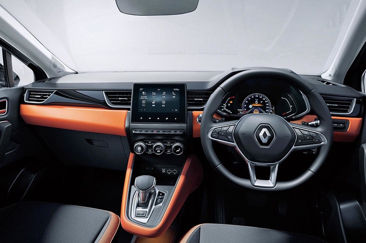 「インテンス」グレードのインテリア。ボディーカラーが「オランジュ アタカマ メタリック」のモデルはブラックとオレンジの2トーンカラー（写真）となる。それ以外のインテンスおよび上級グレード「インテンス テックパック」はブラック内装が組み合わされる。