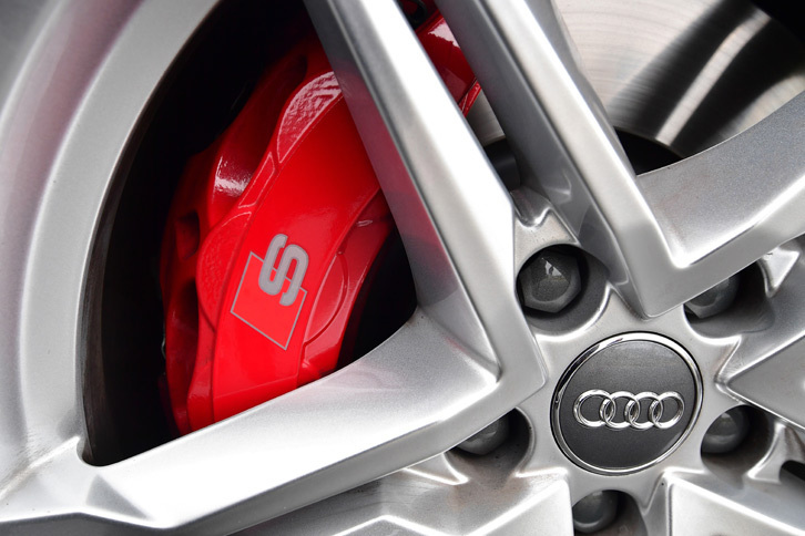 「S4」には専用のレッドブレーキキャリパーが装着される。