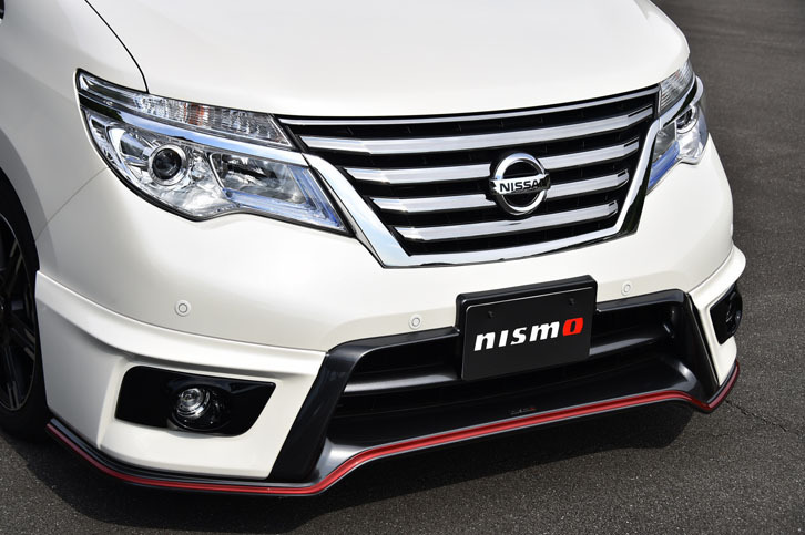 フロントアンダースポイラーが組み込まれたフロントまわり。赤いラインが目を引く。