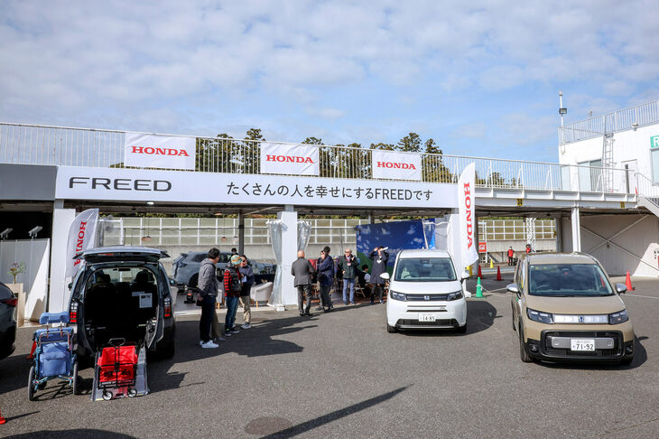 袖ケ浦フォレストレースウェイで行われた「10ベスト」の合同試乗会より、「ホンダ・フリード」の取材エリア。