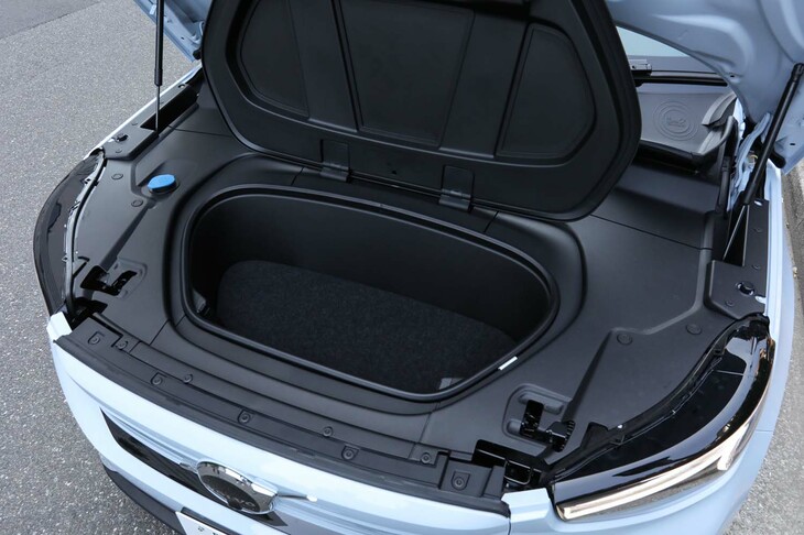 ボンネットの下には、容量31リッターのラゲッジスペースが確保される。リッド（ふた）が備わるものの、夏場の庫内は熱くなるので要注意。