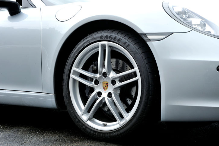 タイヤサイズは前が235/40ZR19、後ろが285/35ZR19。