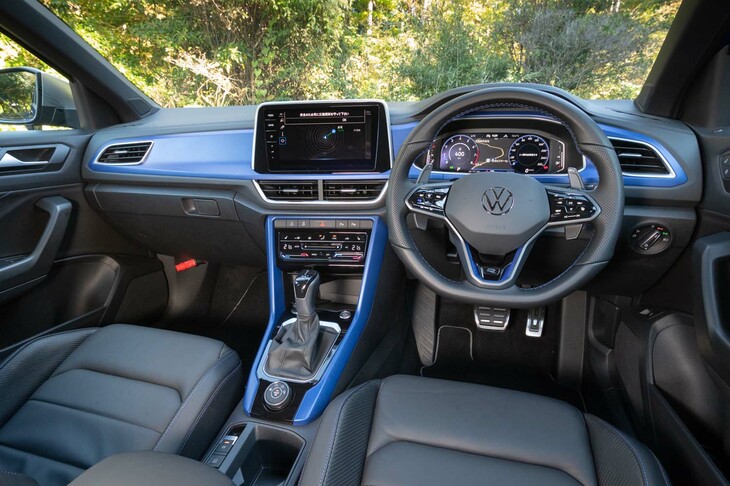 フォルクスワーゲンらしいアップライトな姿勢で収まるコックピット。ダッシュボードやセンターコンソールにはボディーカラーに合わせたブルーのパネルが装着される。