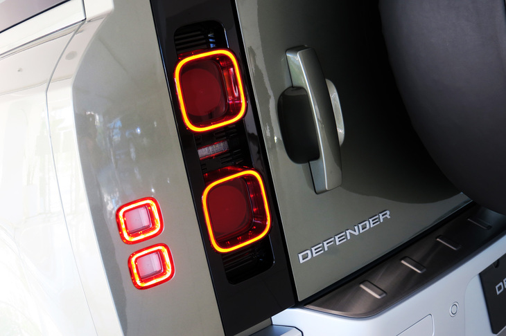 ランドローバー・ディフェンダー110 アドベンチャーパック装着車（リアコンビランプ）