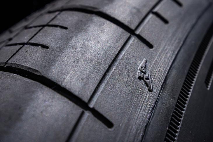 サイドウォールにグッドイヤーのトレードマークとしておなじみの「ウイングフット」マークを発見。このマークが示すトレッド面の溝底にタイヤの摩耗限度（残溝1.6mm）を知らせるウエアインジケーター（スリップサイン）が設置されている。