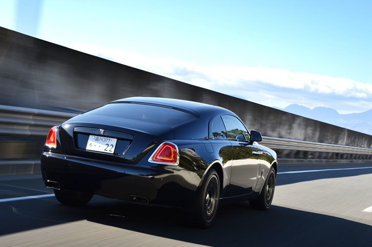 リアコンビランプのリムやドアノブは、クローム仕上げ。ブラックアウトはされていない。