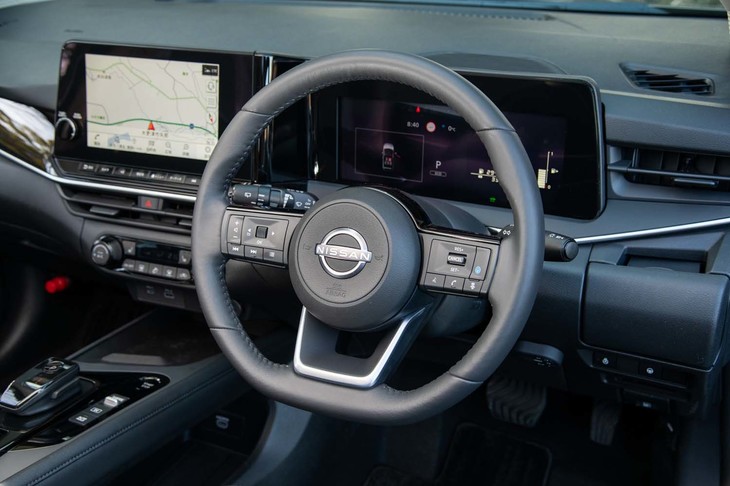 ステアリングホイールはチルト調整とテレスコピック調整が可能。本革巻き仕様はセットオプションに含まれている。