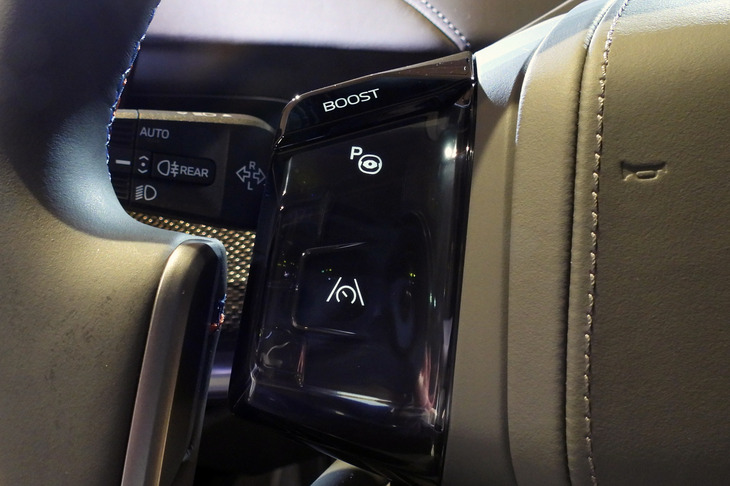 BMW i7 M70 xDrive（ステアリングスイッチ）