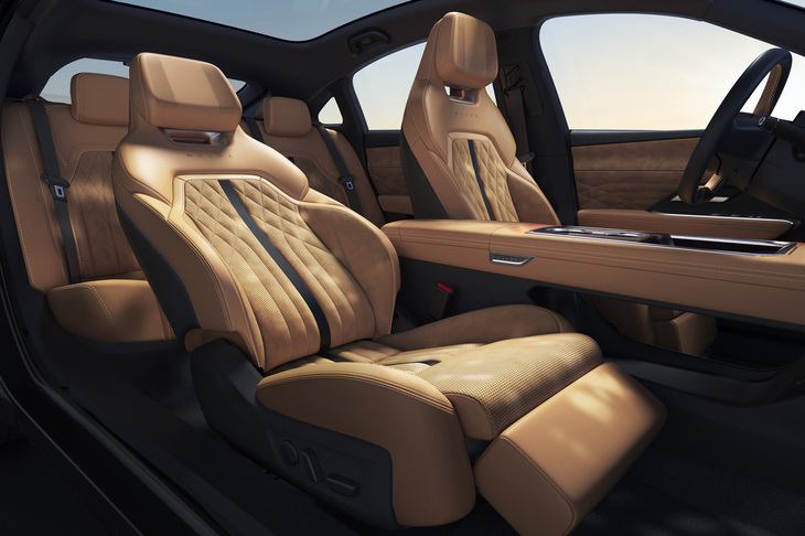 「マツダEZ-6」の車室内。安全および利便性を高めるスマート機能が盛り込まれている。