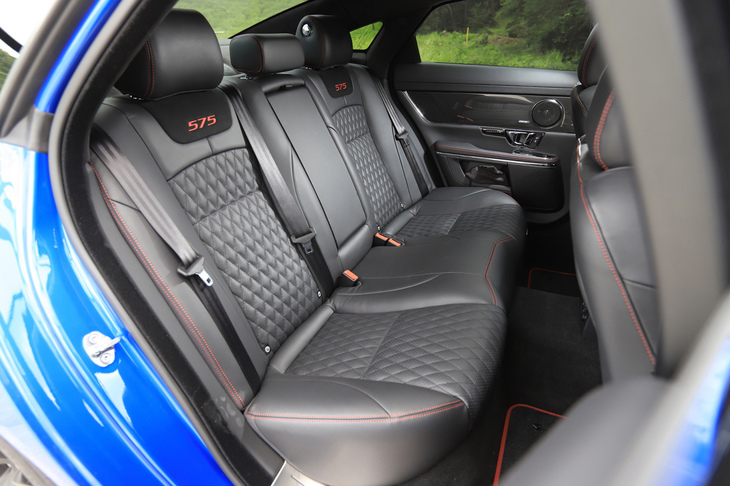 シートは前後ともに、座面と背もたれの中央にダイヤモンドキルトステッチを採用。背もたれの上部には「575」の刺しゅうが施されている。