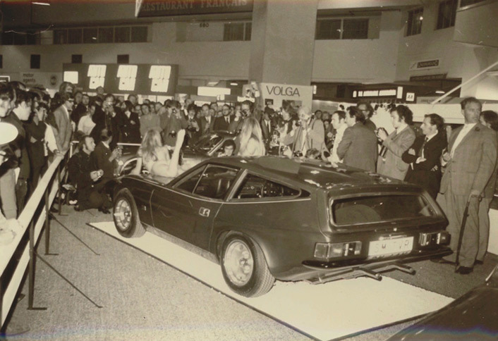 1971年のショーにおける、TVRのアンベールの様子。このショーでは、クルマに華を添える女性たちの“露出度”が最高潮（最小）に到達。スーツにネクタイというメディアとのギャップに、大いに戸惑った。（写真＝KY）