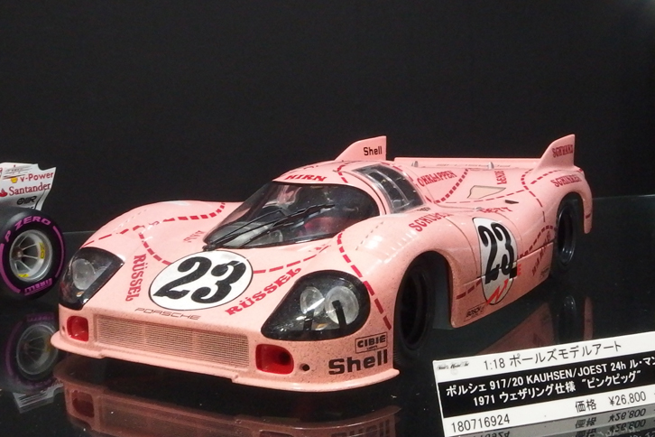 京商が取り扱うミニチャンプスの1/18レジン製「ポルシェ917／20 KAUHSEN／JOEST ルマン1971“ピンクピッグ”」。豚に見立てて精肉の部位の名称が描かれたカラーリングで知られるモデルは、ウェザリング（汚し塗装）が施されている。価格は2万6800円。