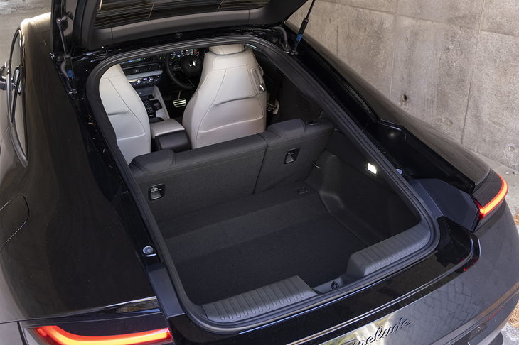 荷室の容量は264リッター。後席の背もたれを倒すと663リッターに拡大できる。