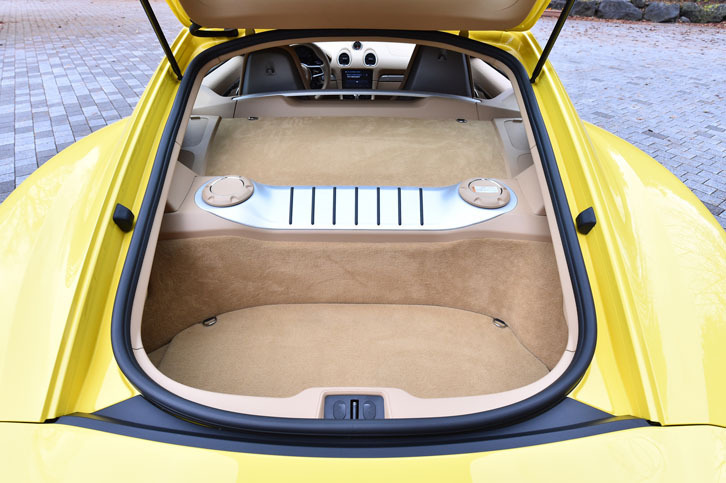 キャビン後方のラゲッジスペース。4気筒ターボエンジンは、写真上方の隆起した部分におさまるが、直接アクセスすることはできない。