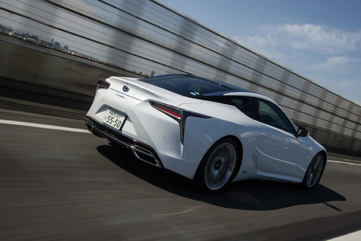 「レクサスLC」全車には、「レーンキーピングアシスト」や「レーダークルーズコントロール」などをパッケージ化した先進予防安全システム「レクサスセーフティシステム＋」が標準装備される。